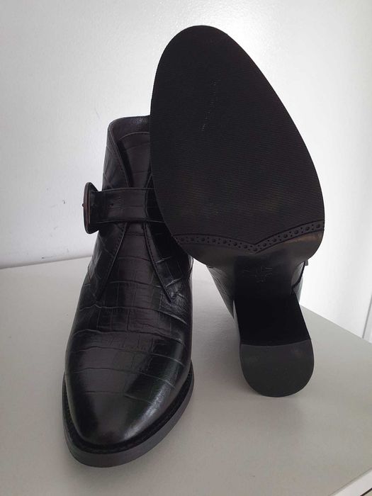 Botim MLV, tamanho 39, cor preto, nunca usados.