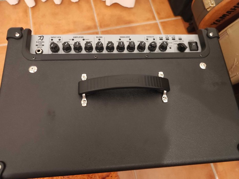 Boss Katana-110 Bass e BOSS GA-FC Pedaleira