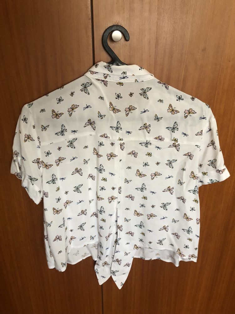 Camisa branca com borboletas