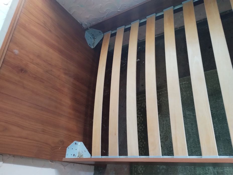 Кровать і письмовий стіл