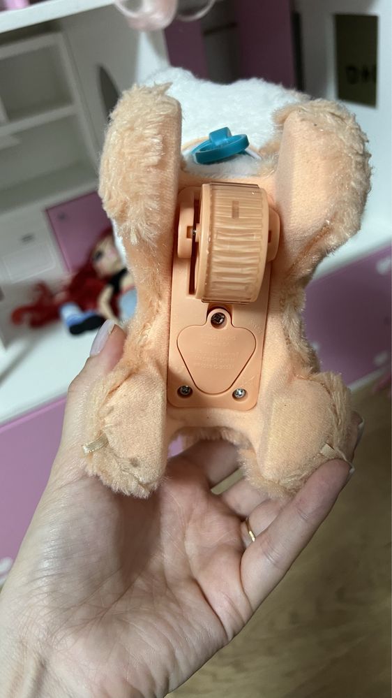 Киця furreal на повідку