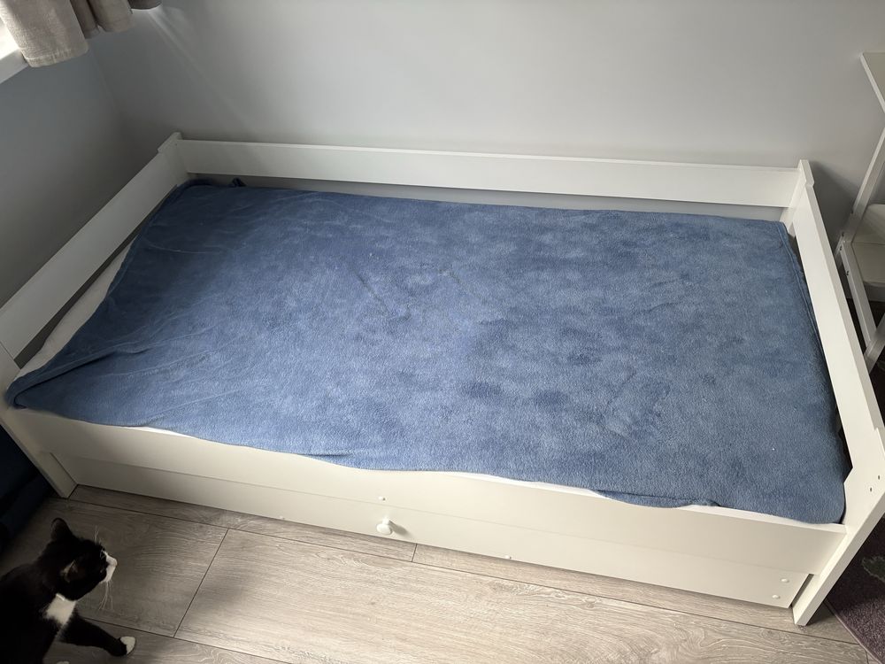 Łóżka dziecięce - 160x80 razem z materacami - lekko uszkodzone