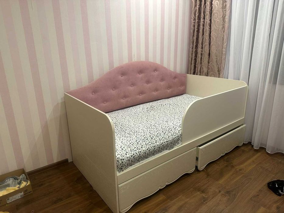 Ліжечко для дівчинки