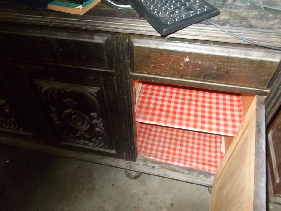 Móvel madeira forte . Trabalhado.