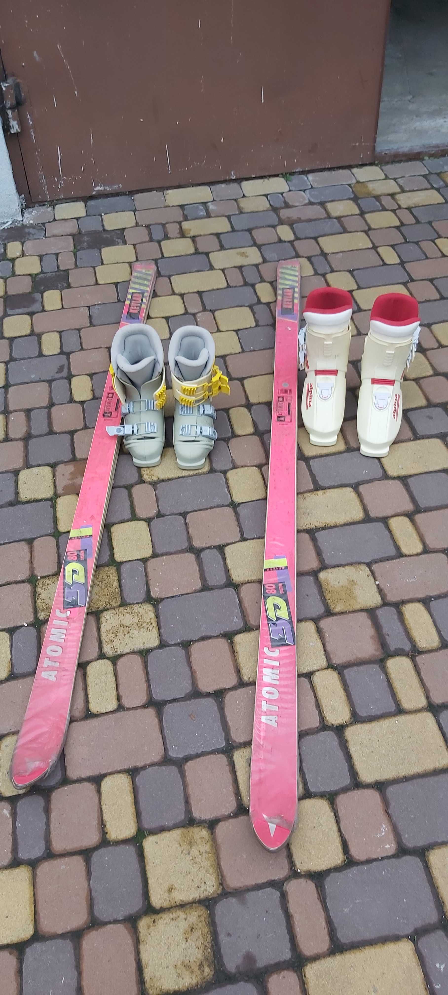 Лыжи и лыжные ботинки.