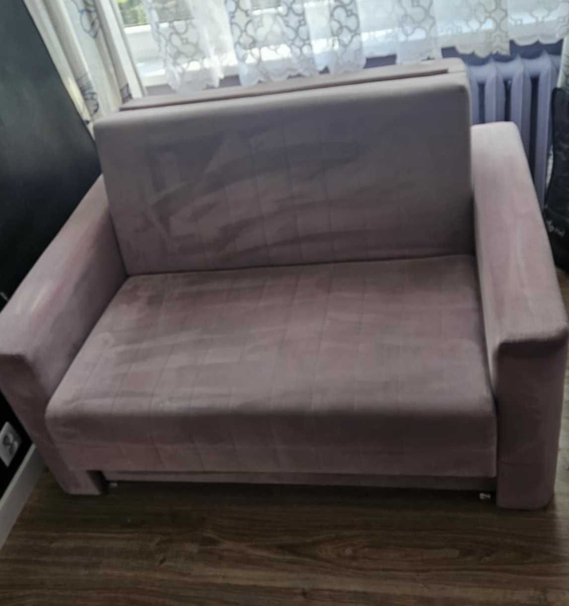 Sofa amerykańska różowa, kanapa rozkładana ze schowkiem na pościel