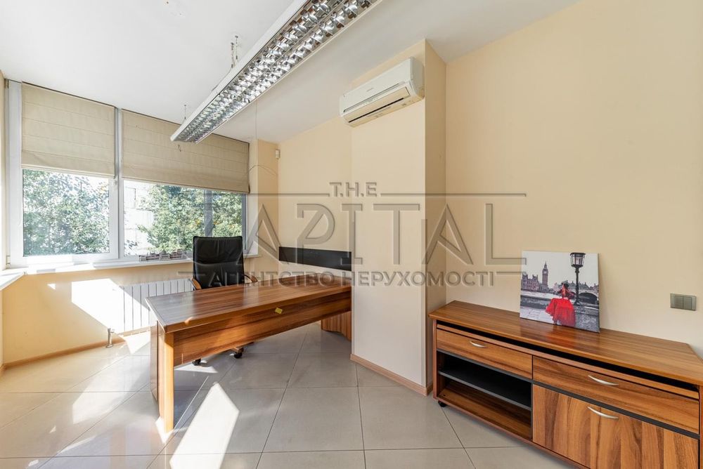 Оренда офісу 275 м² у центрі Києва, є меблі, декілька виходів, укриття