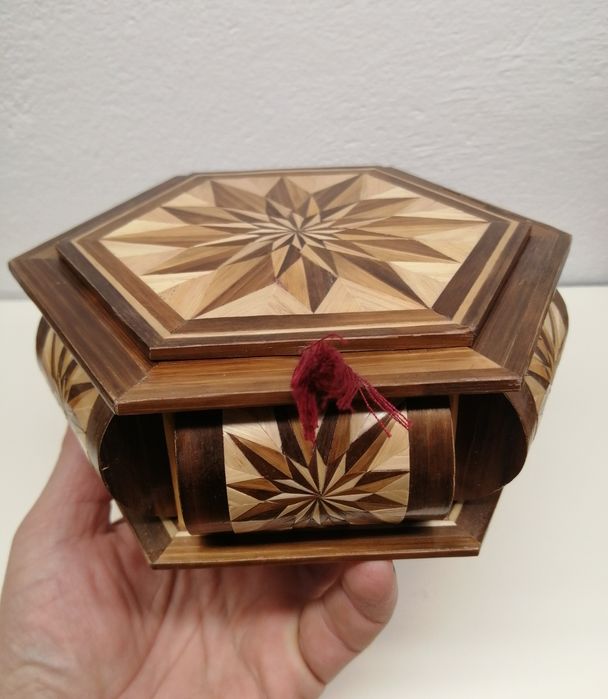 Szkatułka kasetka ręcznie robiona ze słomy.