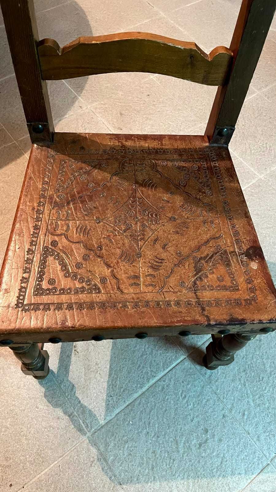 Mesa de madeira com 6 cadeiras