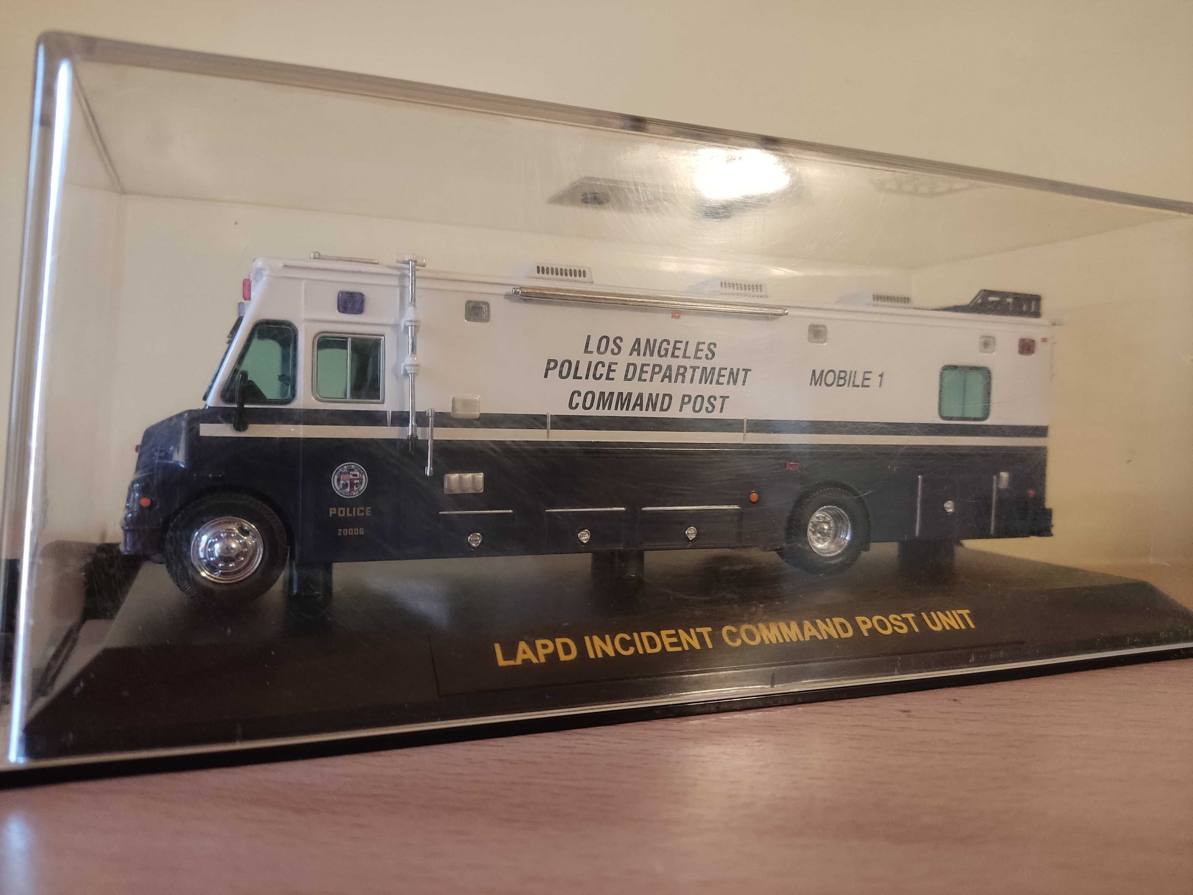 model samochodu LAPD Los Angeles Police Departmnent skala 1:64 Code 3