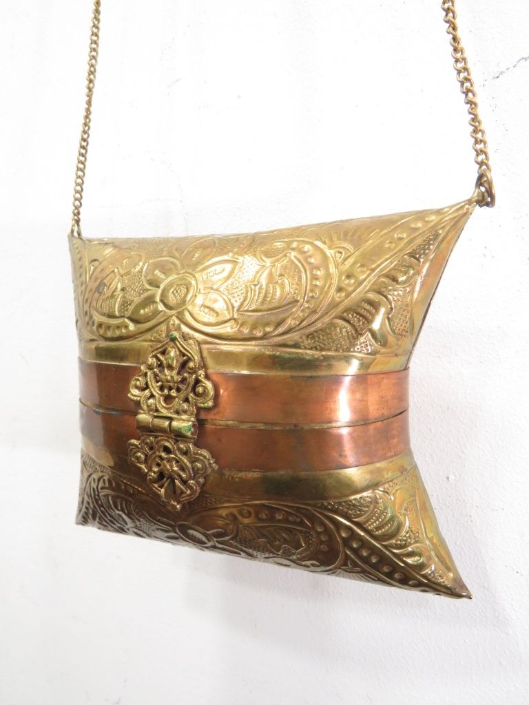 Bolsa em metal dourado.