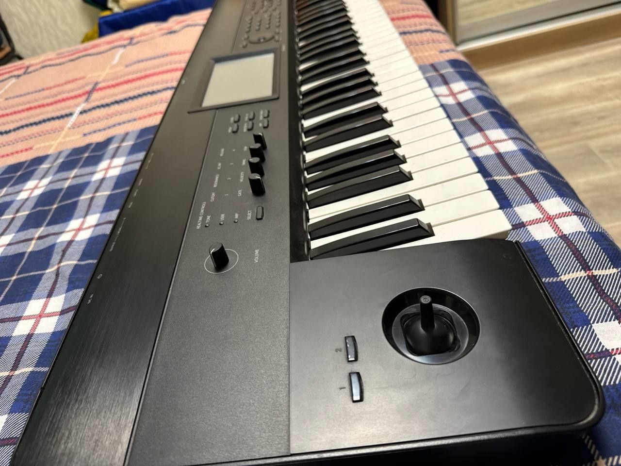 Продаю рабочую станцию KORG KROME 61.