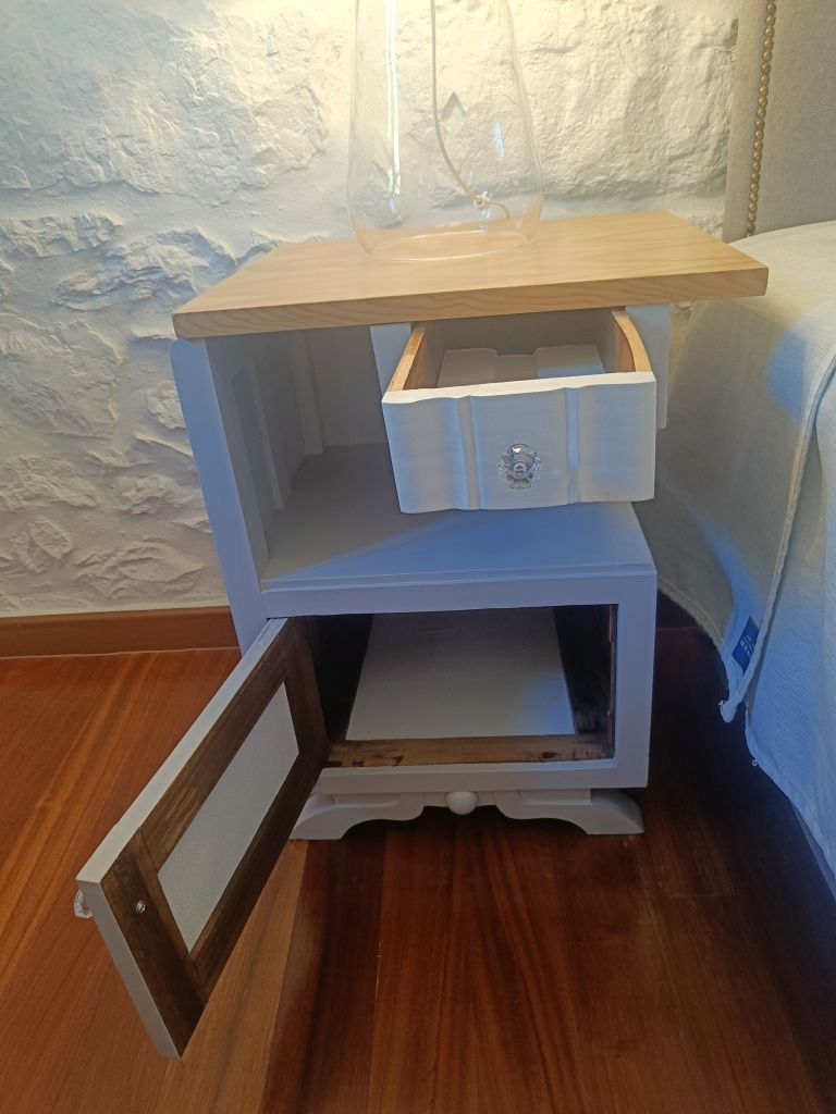 Conjunto Mesas de Cabeceira + banquinho de Quarto