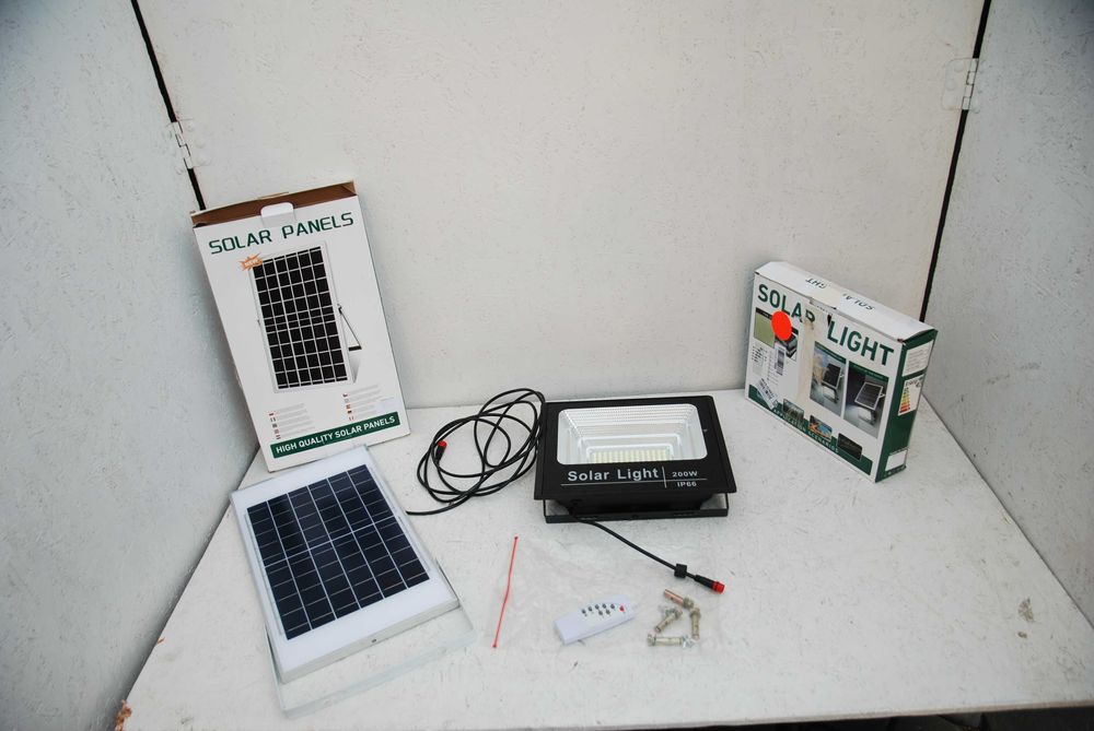 Reflektor LED 200 W z panelem słonecznym