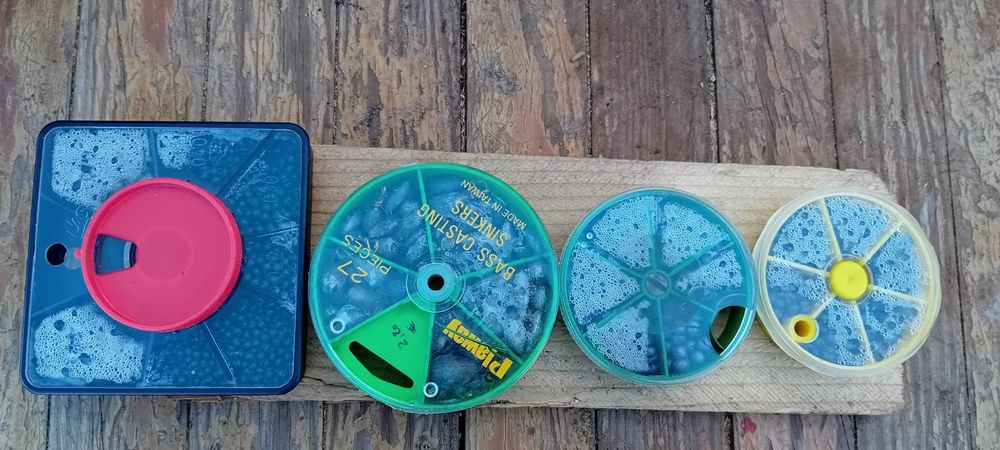 Conjunto anzóis, chumbadas, massa lubrificante para canas