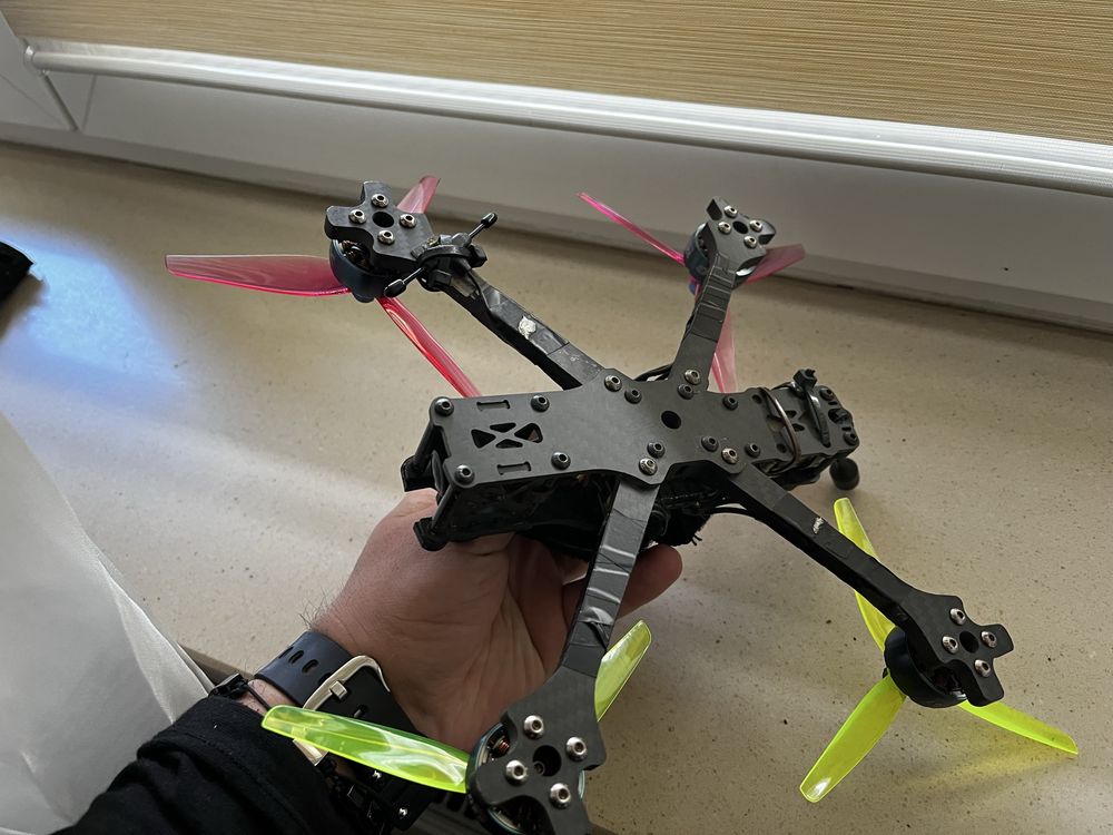 Dron FPV freestyle 5 inch cali TBS source one v5 DJI Runcam Phoenix HD
