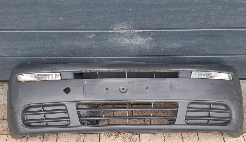 ZDERZAK PRZEDNI - OPEL VIVARO 2001-06 ROK /KIERUNKOWSKAZY