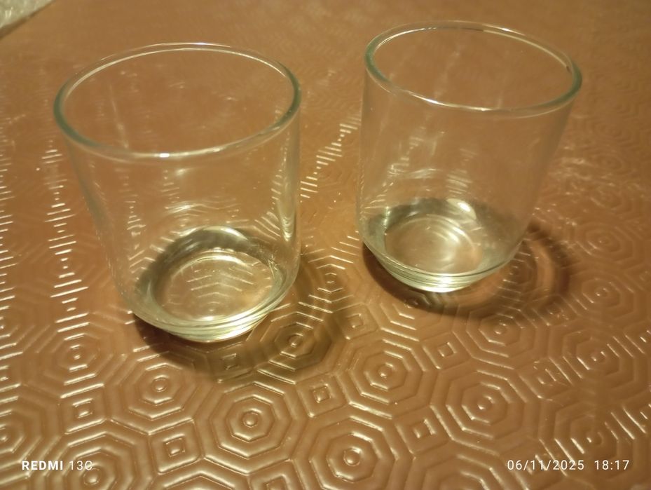 Copos de vidro pequenos