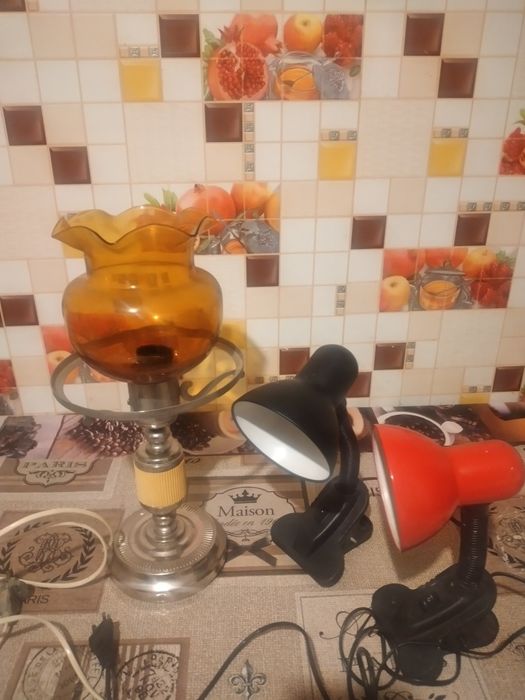 Вінтажна настільна лампа з бурштиновим плафоном (СРСР)