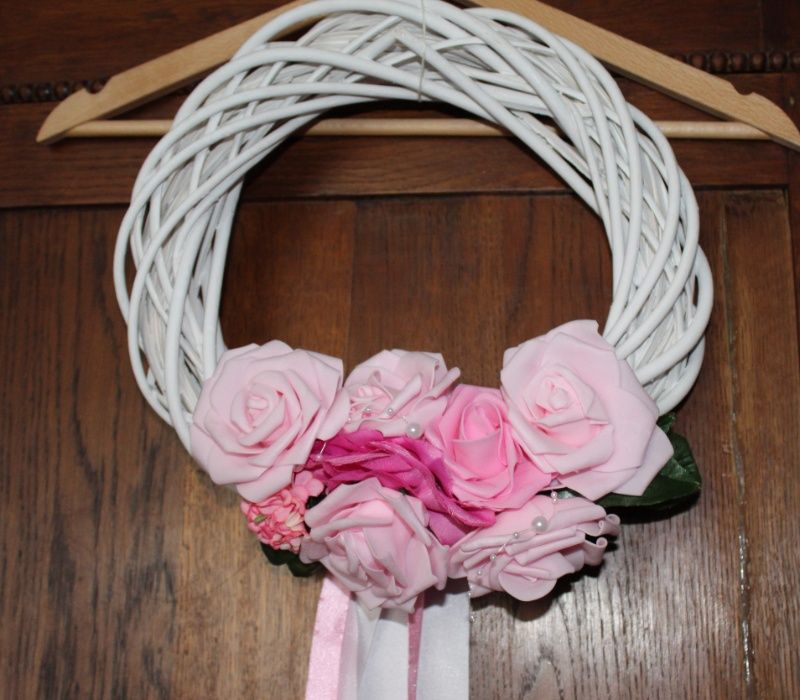 Wianki wiklinowe białe z kwiatami