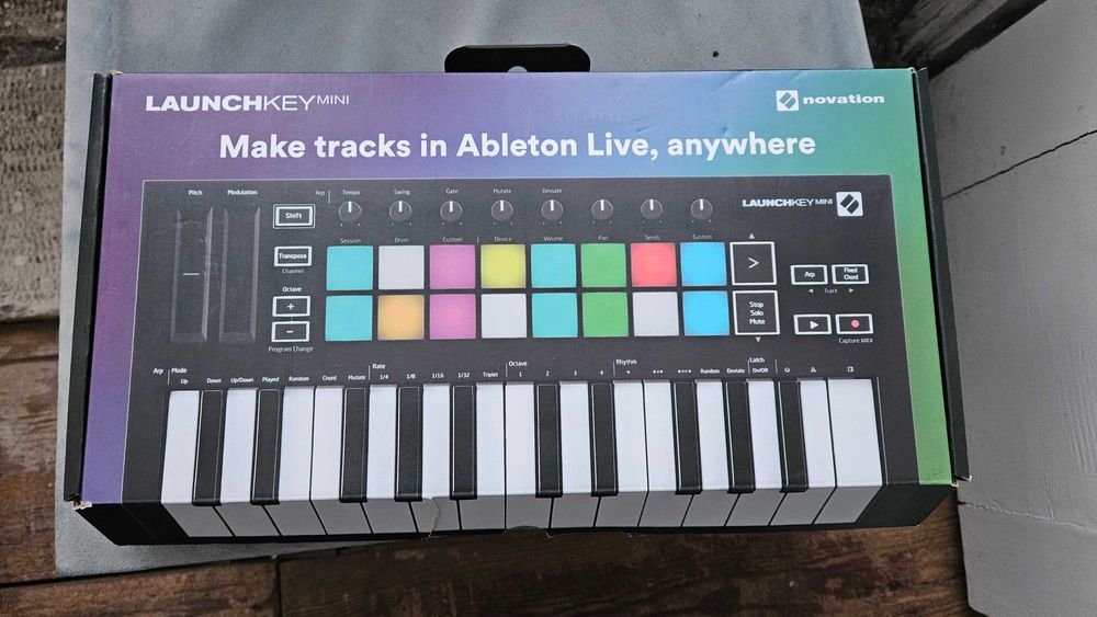 Teclado MIDI controlador - Novation Launchkey Mini mk3