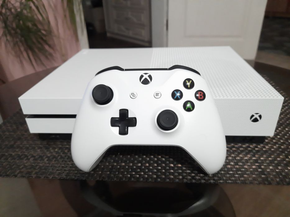 Xbox one S 1Tb полный комплект + игры