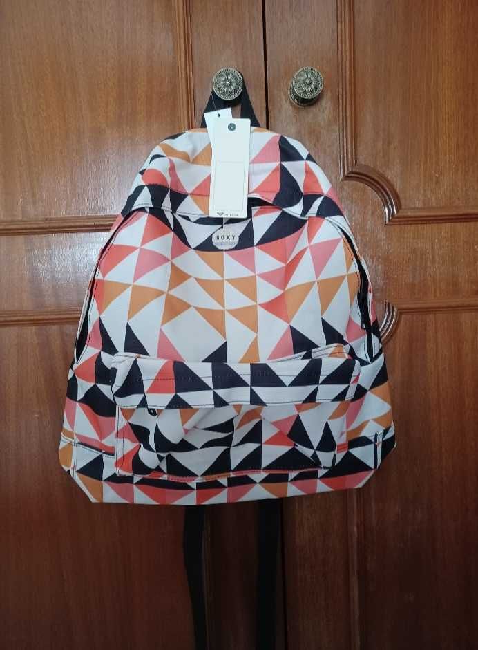 Mochila nova com etiqueta