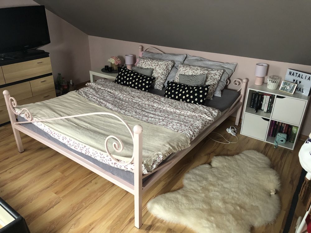 Piękne różowe metalowe łóżko o wymiarach dla