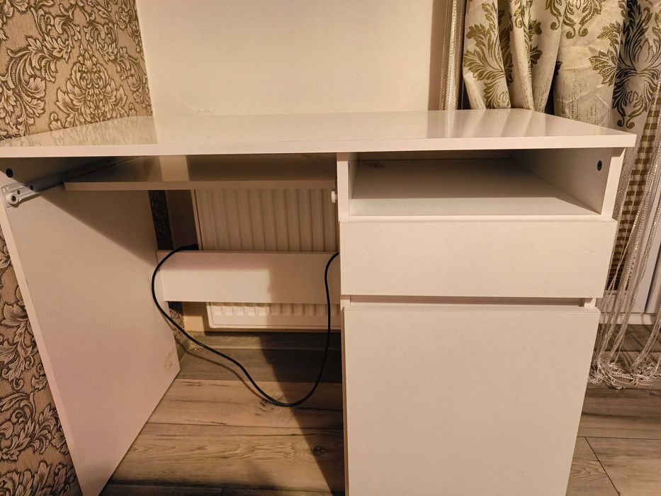 Białe biurko w b.dobrym stanie