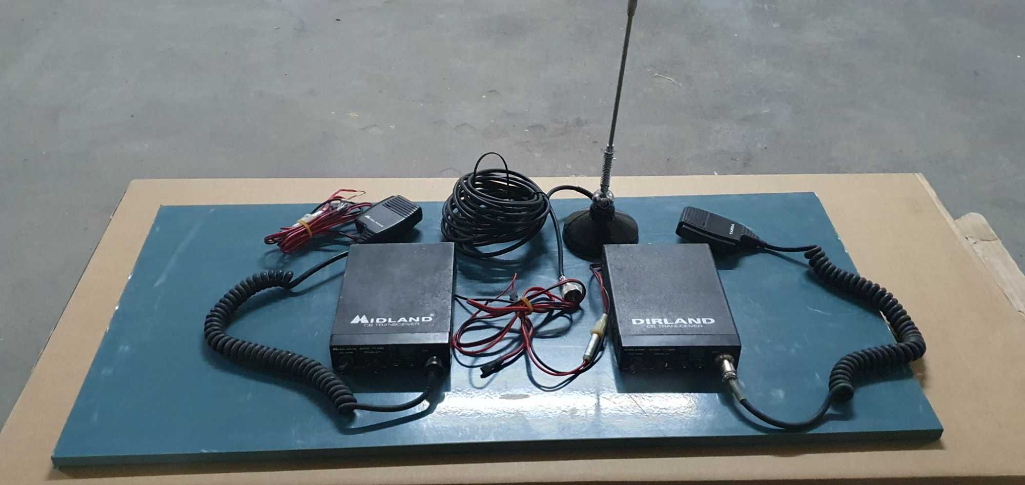 Dois rádios CB da Midland com micros e 1 antena magnética