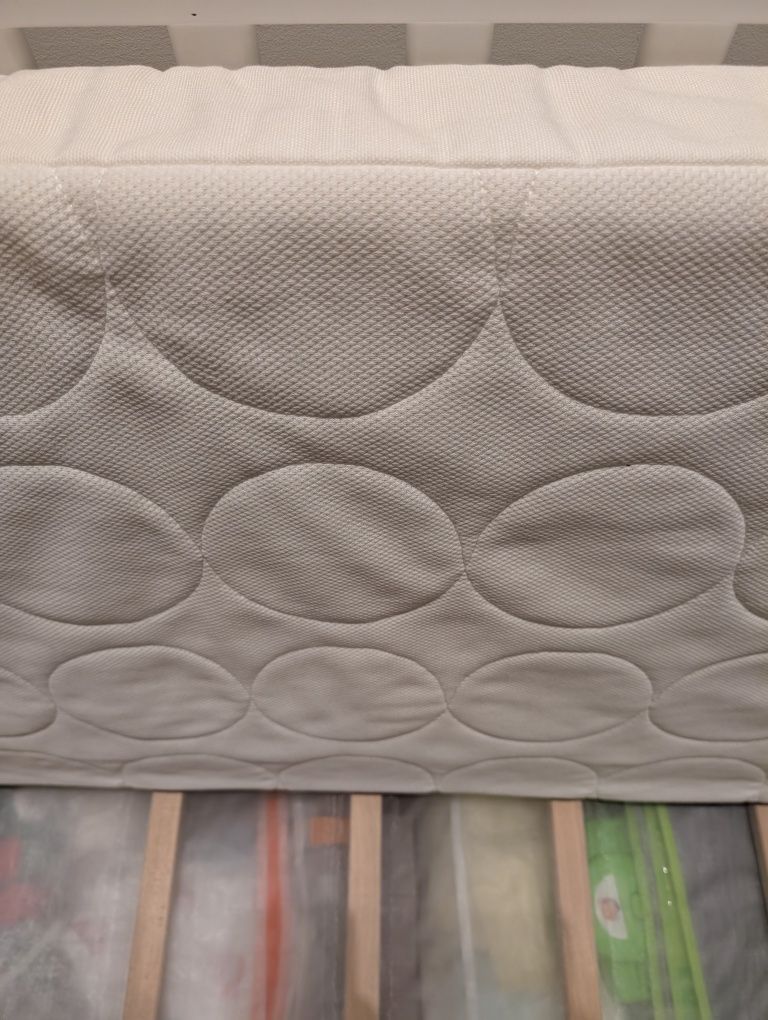Vendo berço + colchão + 2 conjuntos de roupa de cama + edredom.