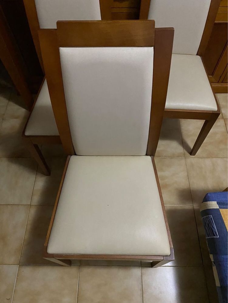 Mesa de sala e cadeiras