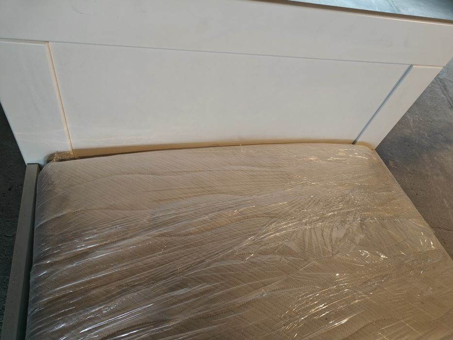 Łóżko z materacem