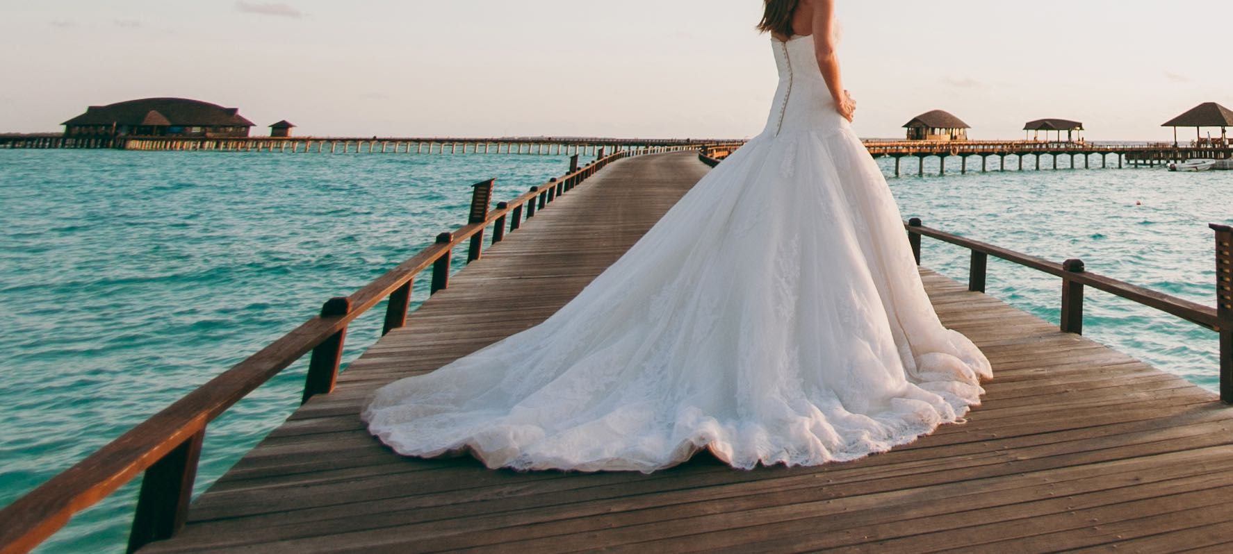 Весільна сукня з довгим шлейфом Pronovias