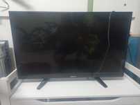 Vendo televisão             .