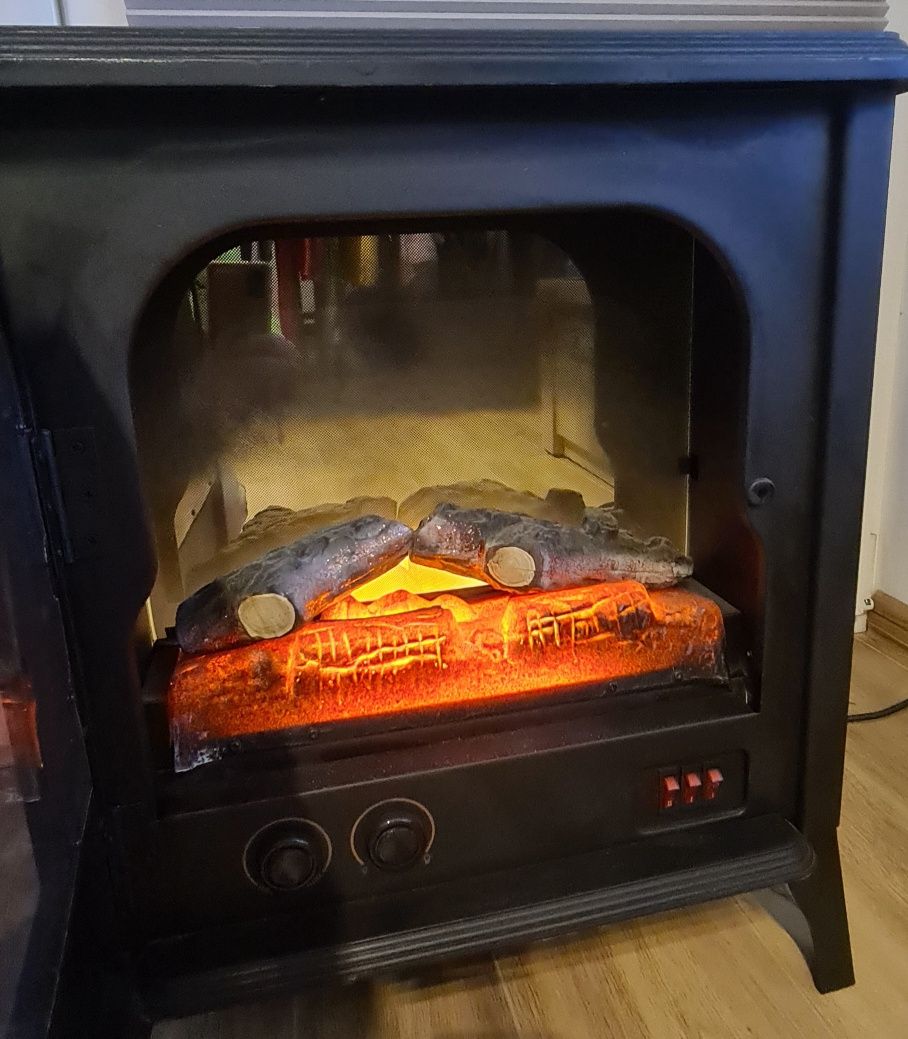 Kominek elektryczny z funkcją grzania