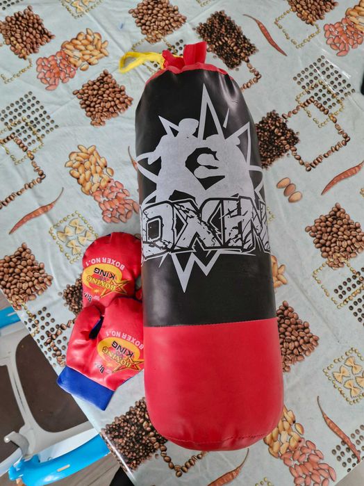 Saco de boxe infantil com luvas