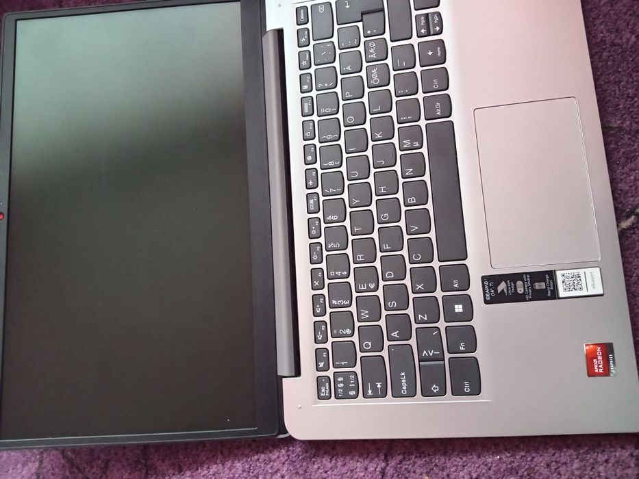 Lenovo Ideapad Slim 3-15 - Ryzen 3 7320U  8BG Ram, Windows 11, SSD