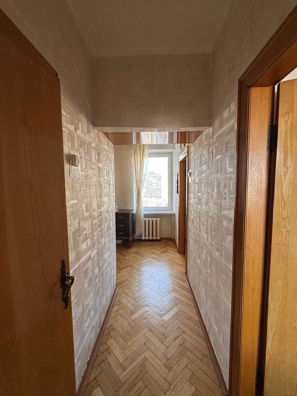 Печерський р-н, вул. Суворова 11; 4 кімн. площа 100,7 м2. Без комісії.