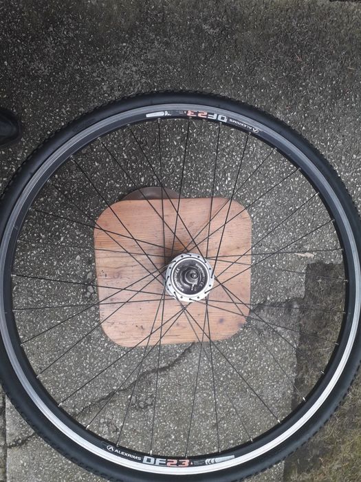 Koło rowerowe, przednie kpl z pradnicą w piascie .