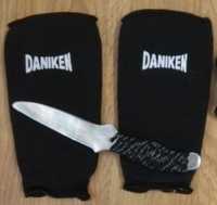 Daniken, nóż i ochraniacze przedramion