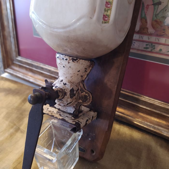 Antigo moinho de café de parede