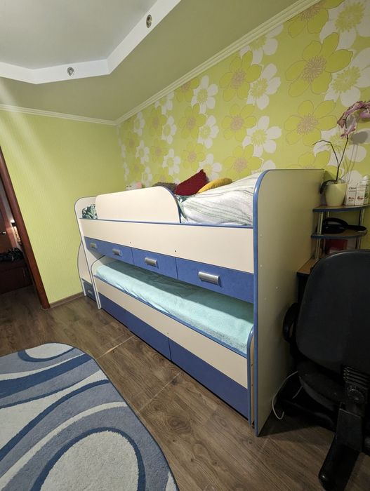 Детская спальня в хорошем состоянии, два матраса. Цена договорная