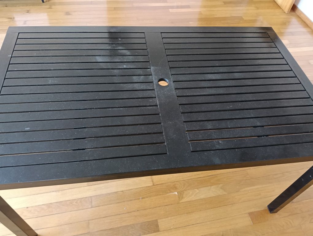Mesa preta de jardim