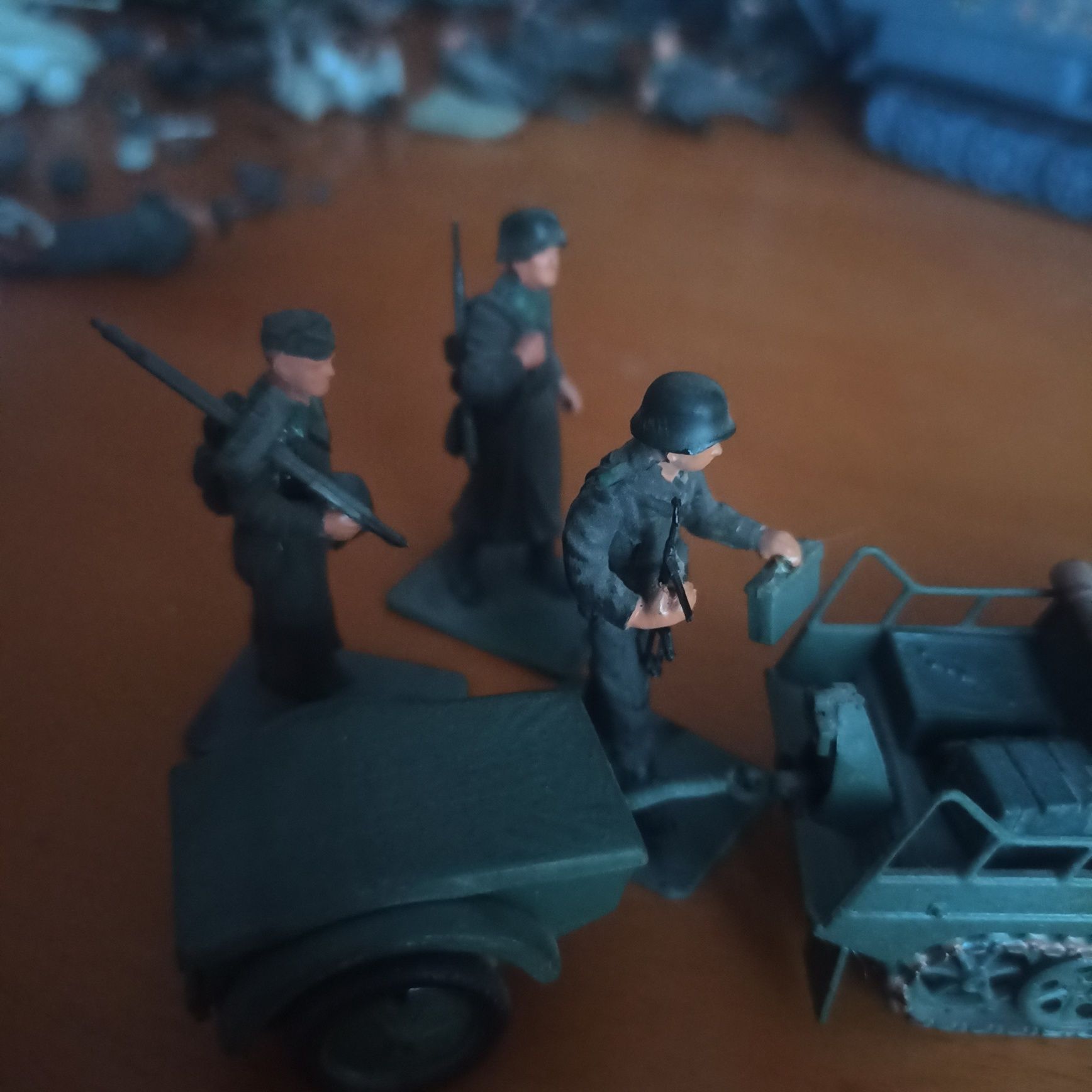 Sd.Kfz.2 Kettenkraftrad 1:35 model  kierowca i 3 szkopów