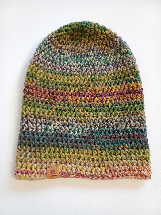 Długa czapka smerfetka zrobiona na szydełku