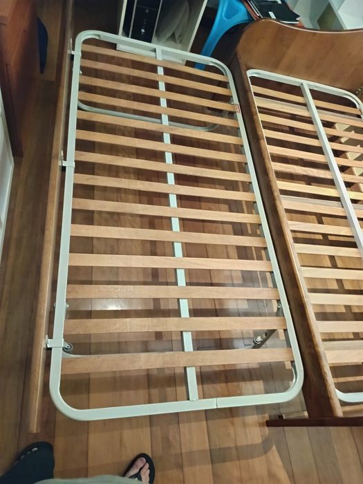 Cama em cerejeira solteiro, com cama extra em baixo + 2 colchões + 2 a