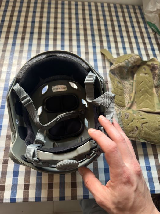 Capacete de combate com tecido