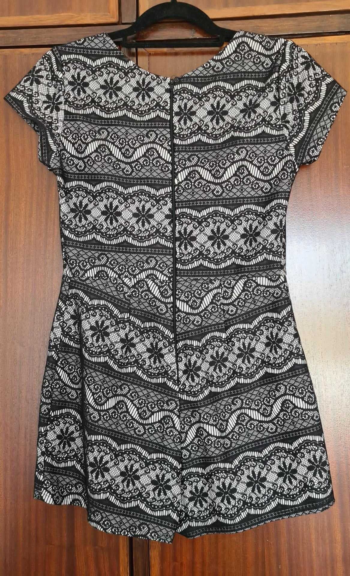 Macacão curto com renda