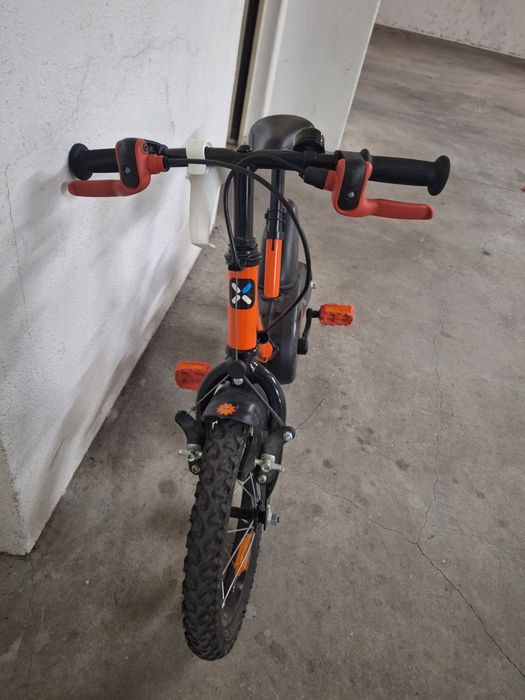 Bicicleta laranja e preta